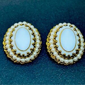 Vintage Elegant Gold and White Pearl clips